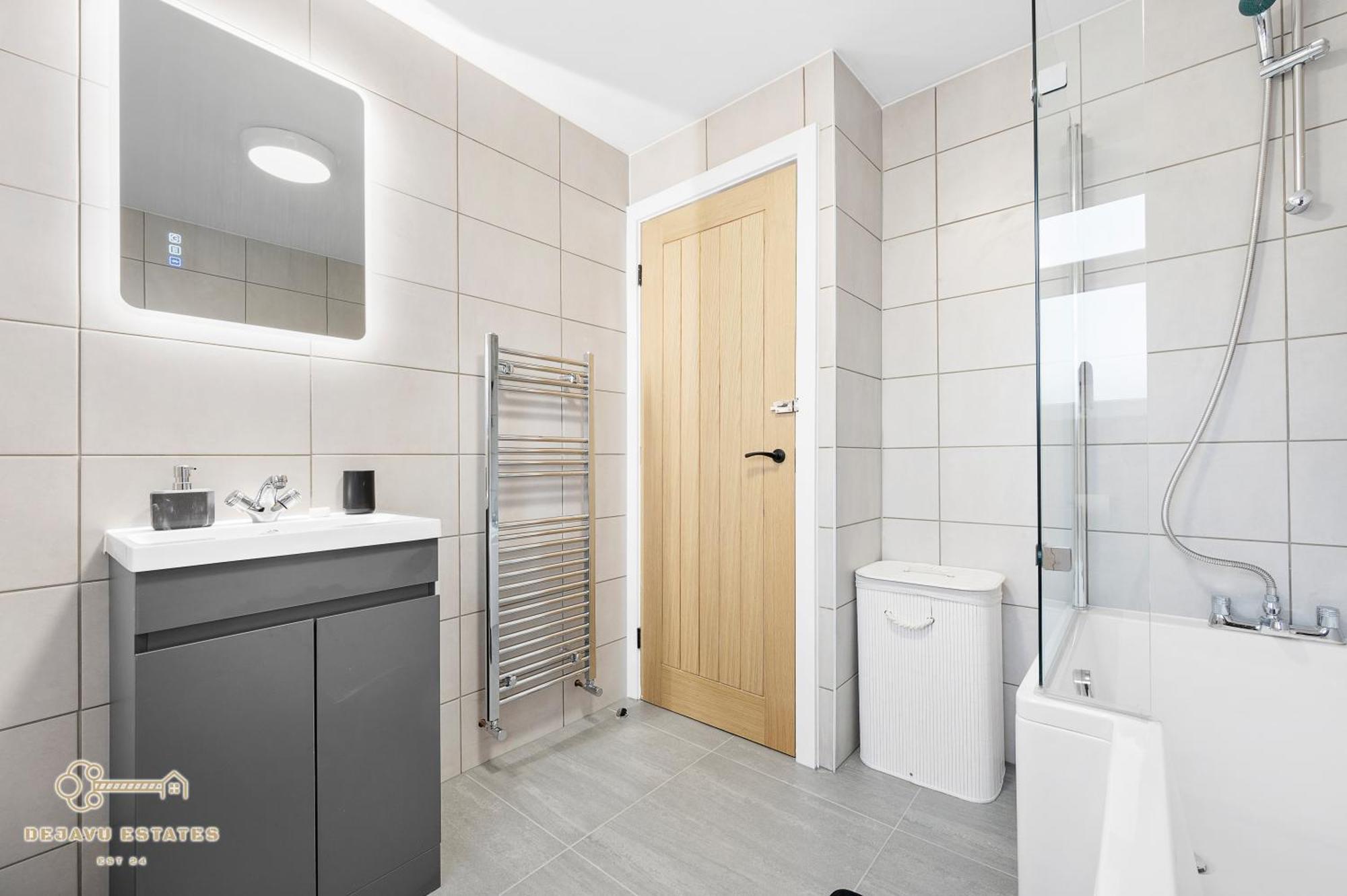 Entire Modern & Spacious 3bdr In Right Next To Coop Live & Ethiad Casa de férias Manchester